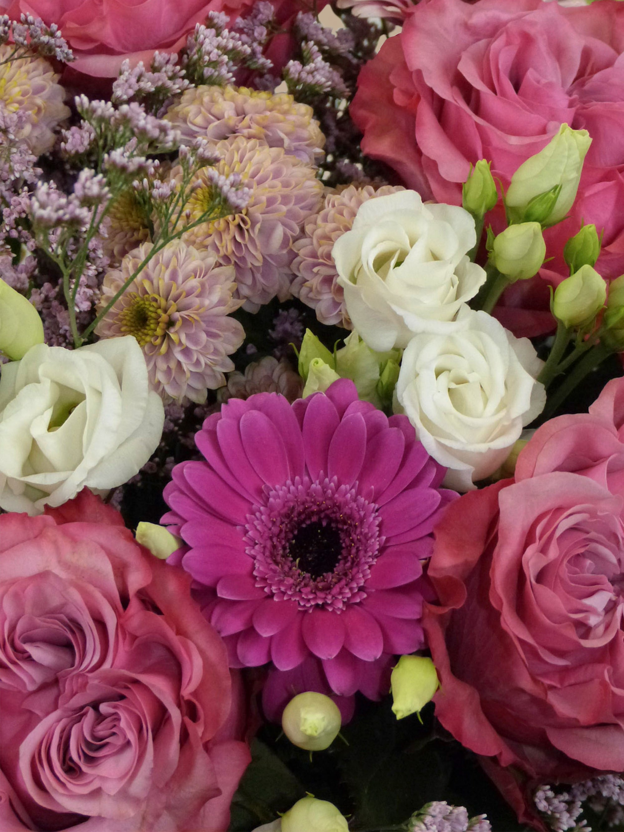 Detailaufnahme Pink Paradise – Lilien und Blüten in Lila und Rosa frisch gebunden