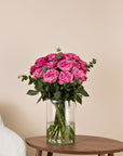 Pinker Rosenstrauß mit klassischen langstieligen Rosen