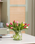 Bunter Tulpenstrauss in Vase in der Kueche