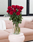 Roter Rosenstrauß in Vase im Wohnzimmer