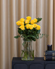 Gelber Rosenstrauß in Vase im Wohnzimmer