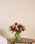 Gefuellter Tulpenstrauss in Weiss, Lila und Rot mit Heidelbeere - grosse Groesse