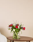 Gefuellter Tulpenstrauss in Weiss, Lila und Rot mit Heidelbeere - mittlere Groesse