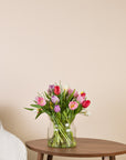 Bunter Tulpenstrauss in Weiss, Gelb, Lila und Rot - mittlere Groesse