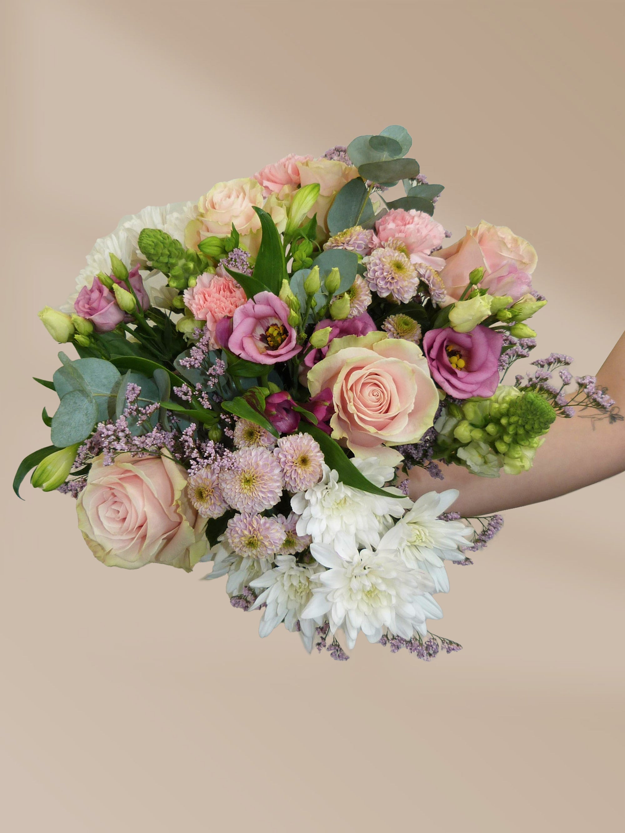 Cotton Candy Strauß in der Hand – Liebevoll arrangierte Blumen in Rosa frisch geliefert