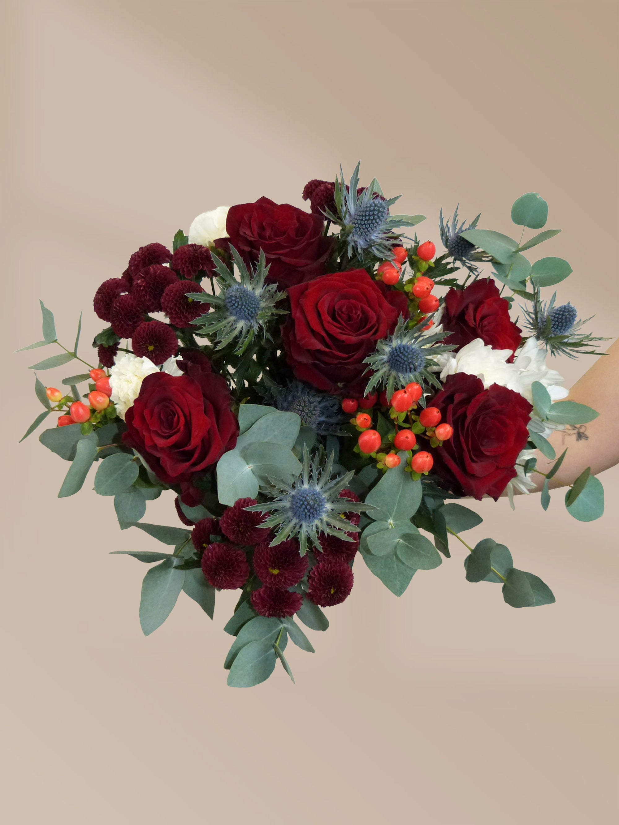 Roter Blumenstrauß Mystic Red in der Hand – Ausdrucksstarke Blumen verschicken als Liebesgruß