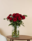 Roter Rosenstrauß mit klassischen langstieligen Rosen