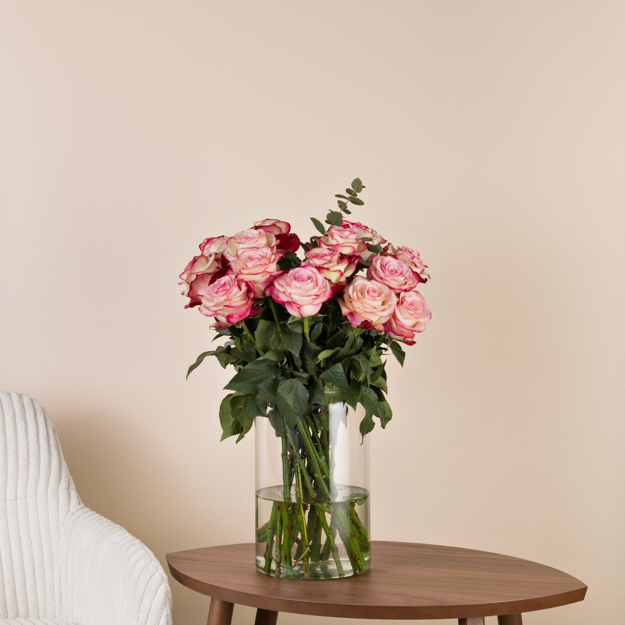 Roseefarbener Paloma-Rosenstrauss mit klassischen langstieligen Rosen