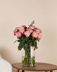 Roseefarbener Paloma-Rosenstrauss mit klassischen langstieligen Rosen