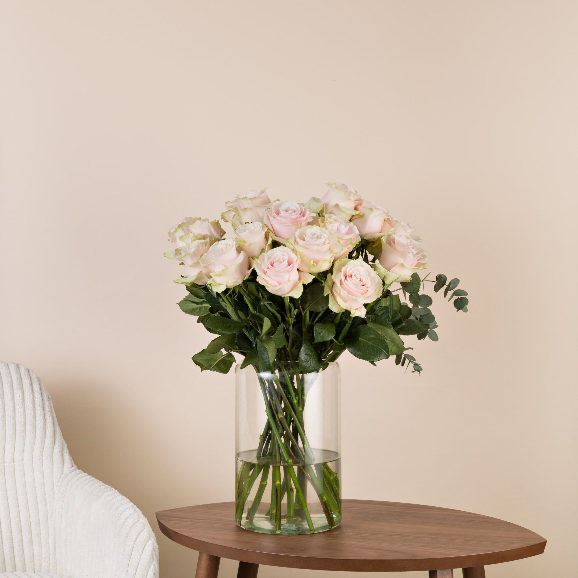 Rosa Rosenstrauß mit klassischen langstieligen Rosen