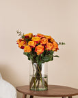 Oranger Rosenstrauß mit klassischen langstieligen Rosen