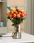 Oranger Rosenstrauß in Vase in der Küche