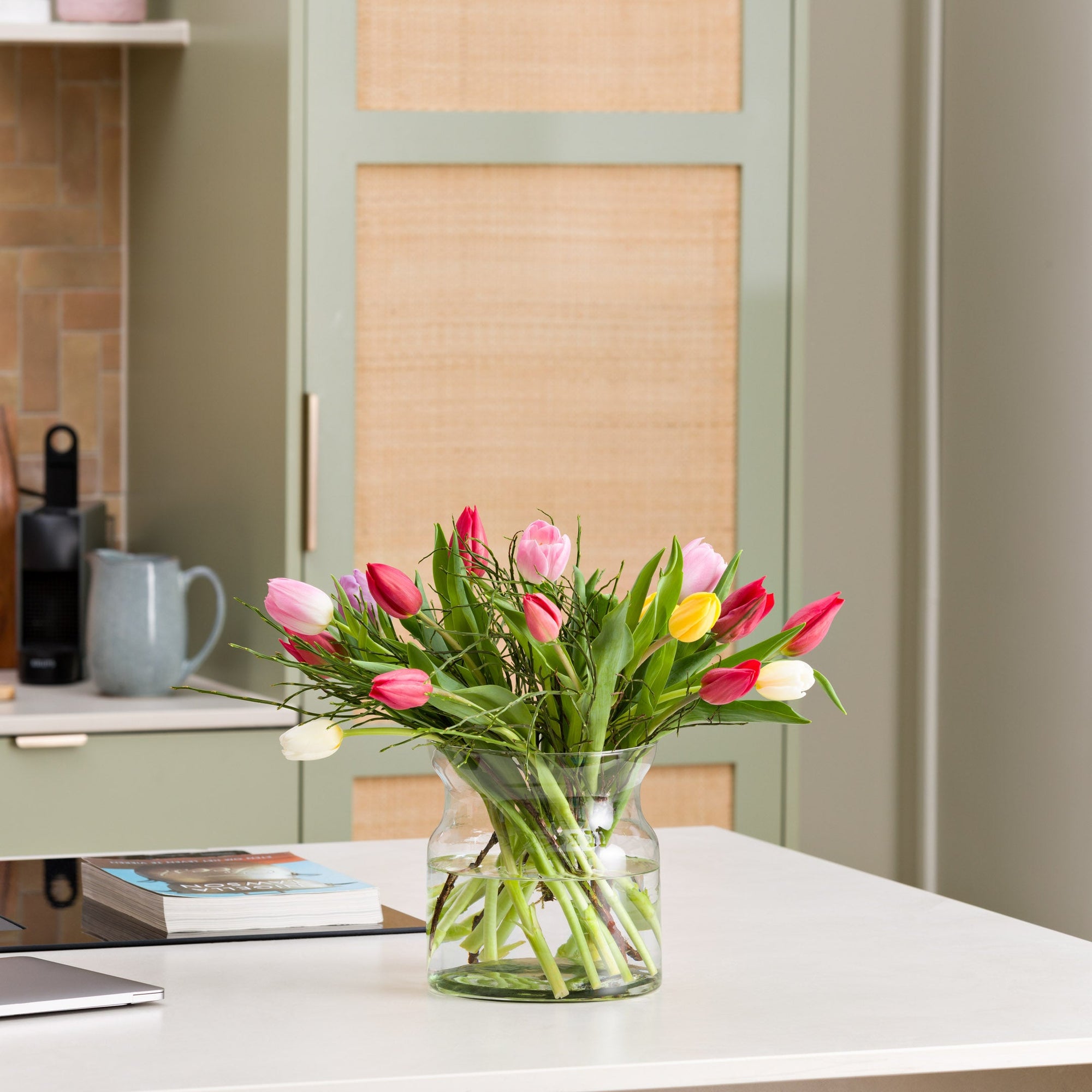 Bunter Tulpenstrauss in Vase in der Kueche