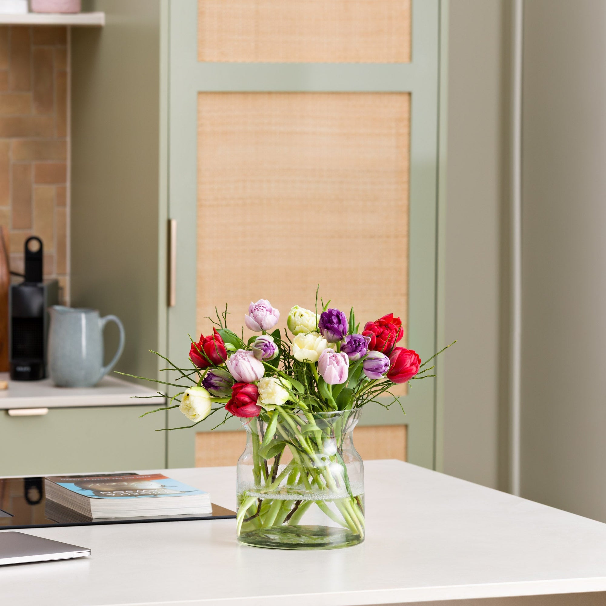 Gefuellter Tulpenstrauss in Vase in der Kueche