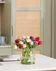 Gefuellter Tulpenstrauss in Vase in der Kueche