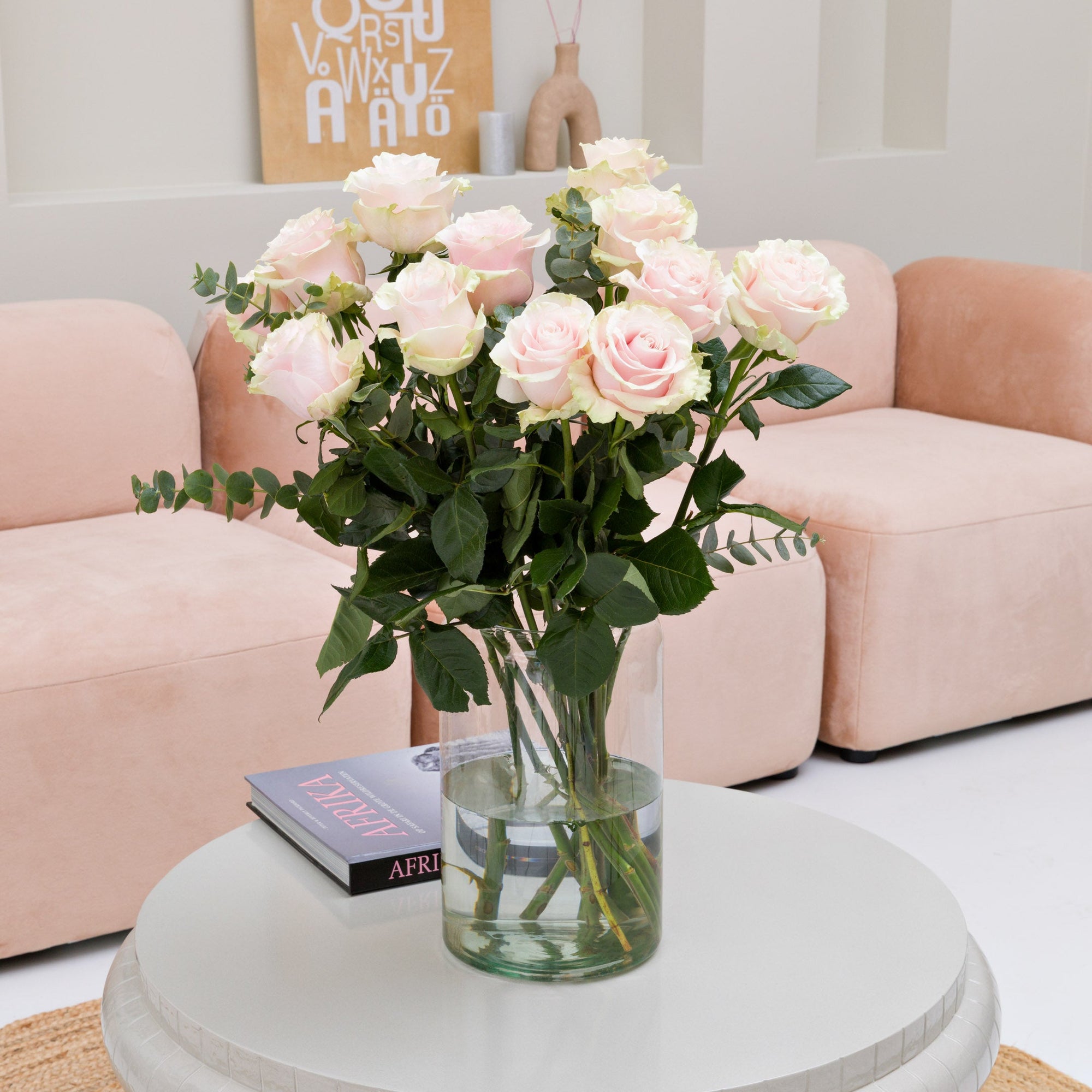 Rosa Rosenstrauß in Vase im Wohnzimmer