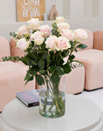 Rosa Rosenstrauß in Vase im Wohnzimmer