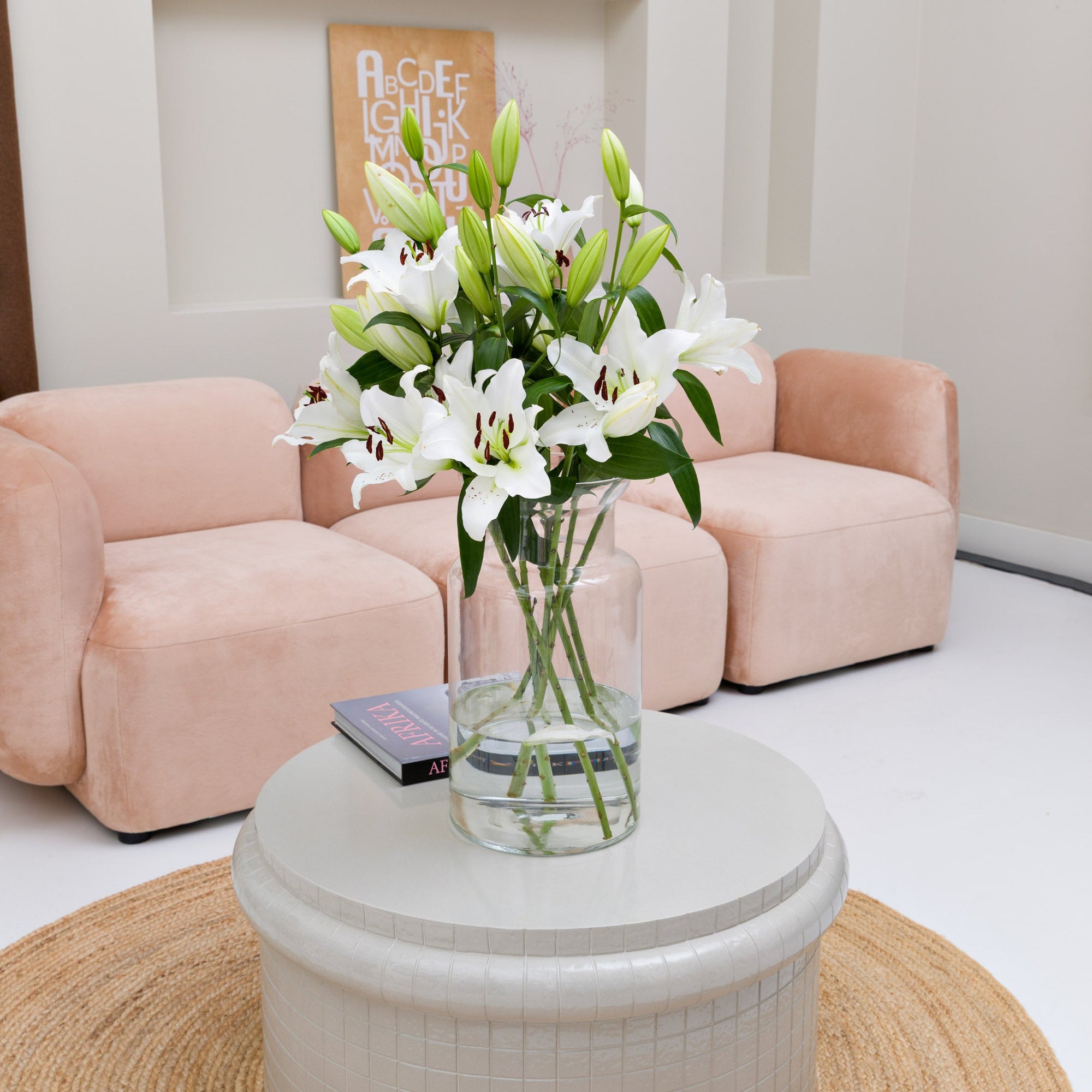 Weisser Lilienstrauss in Vase im Wohnzimmer