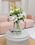 Weisser Lilienstrauss in Vase im Wohnzimmer