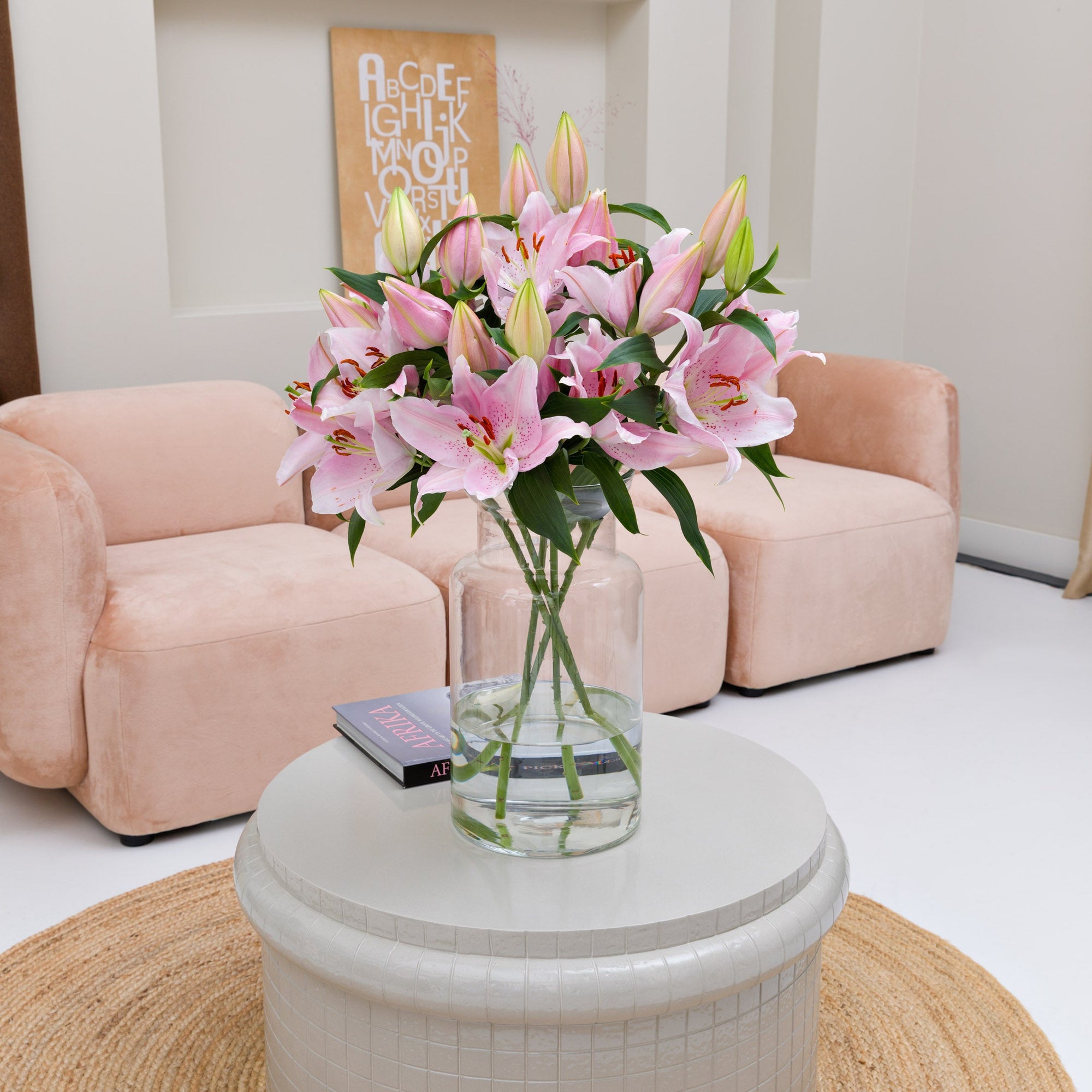 Rosa Lilienstrauss in Vase im Wohnzimmer