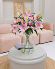 Rosa Lilienstrauss in Vase im Wohnzimmer