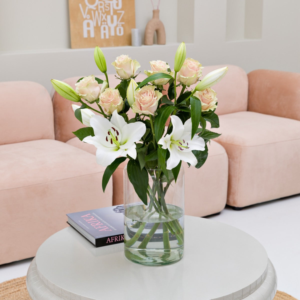 Blush Lily Strauss in Vase im Wohnzimmer