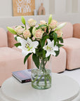 Blush Lily Strauss in Vase im Wohnzimmer