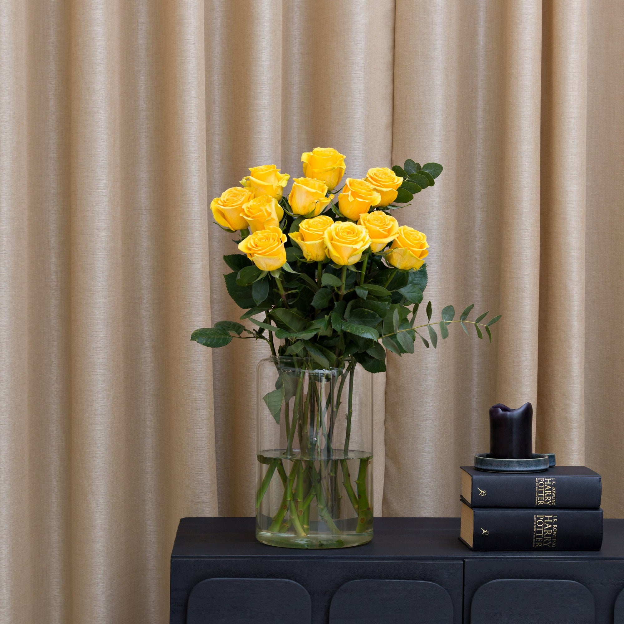 Gelber Rosenstrauß in Vase im Wohnzimmer