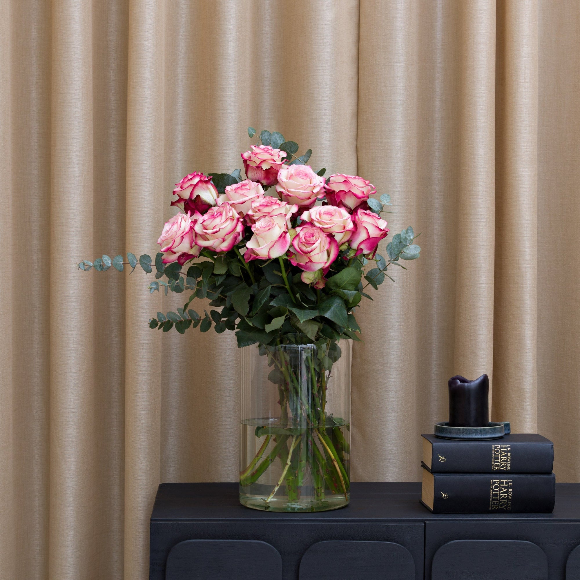 Paloma-Rosenstrauss in Vase im Wohnzimmer