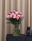 Paloma-Rosenstrauss in Vase im Wohnzimmer