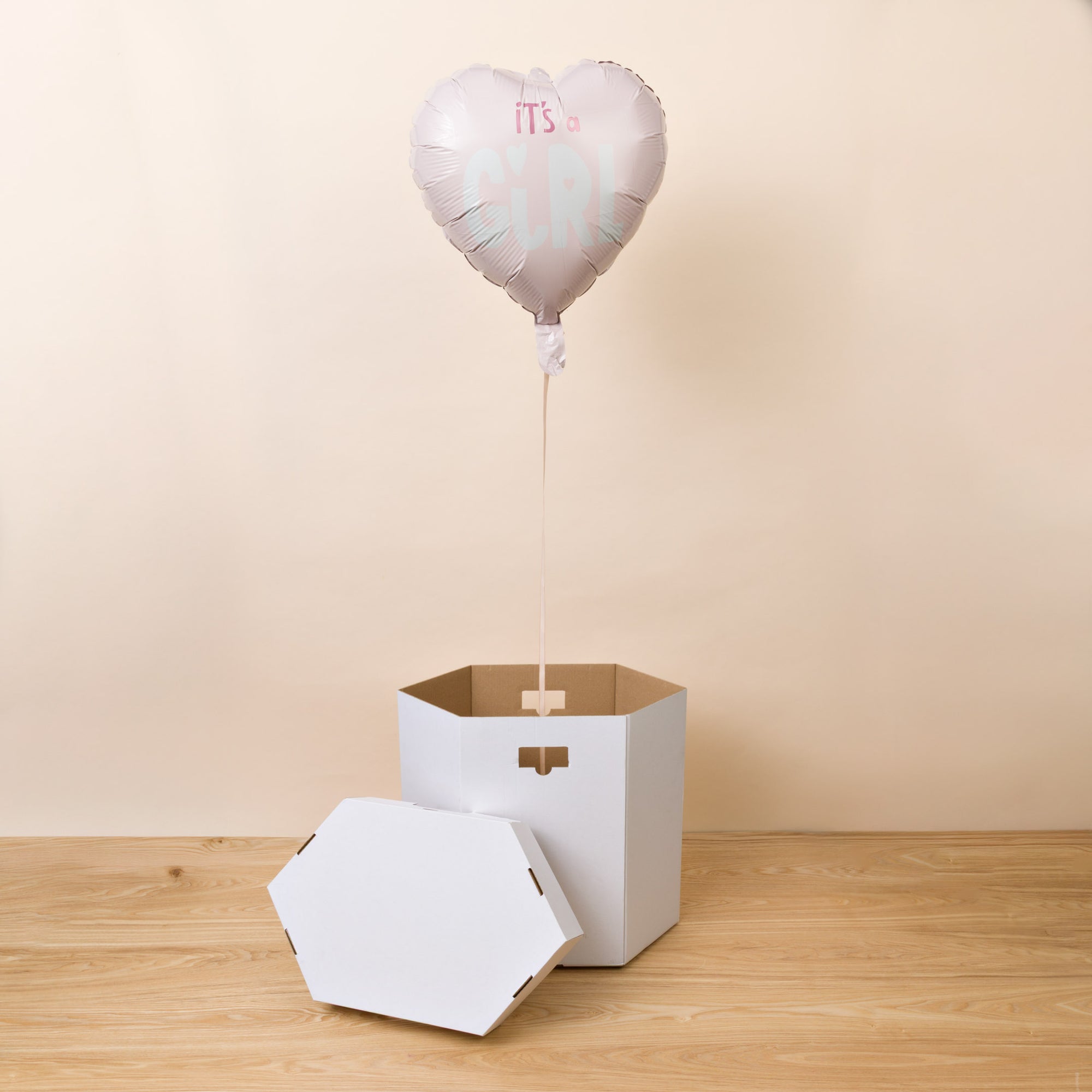 Überraschungsbox zur Geburt eines Mädchens mit Folienballon
