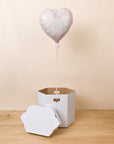 Überraschungsbox zur Geburt eines Mädchens mit Folienballon