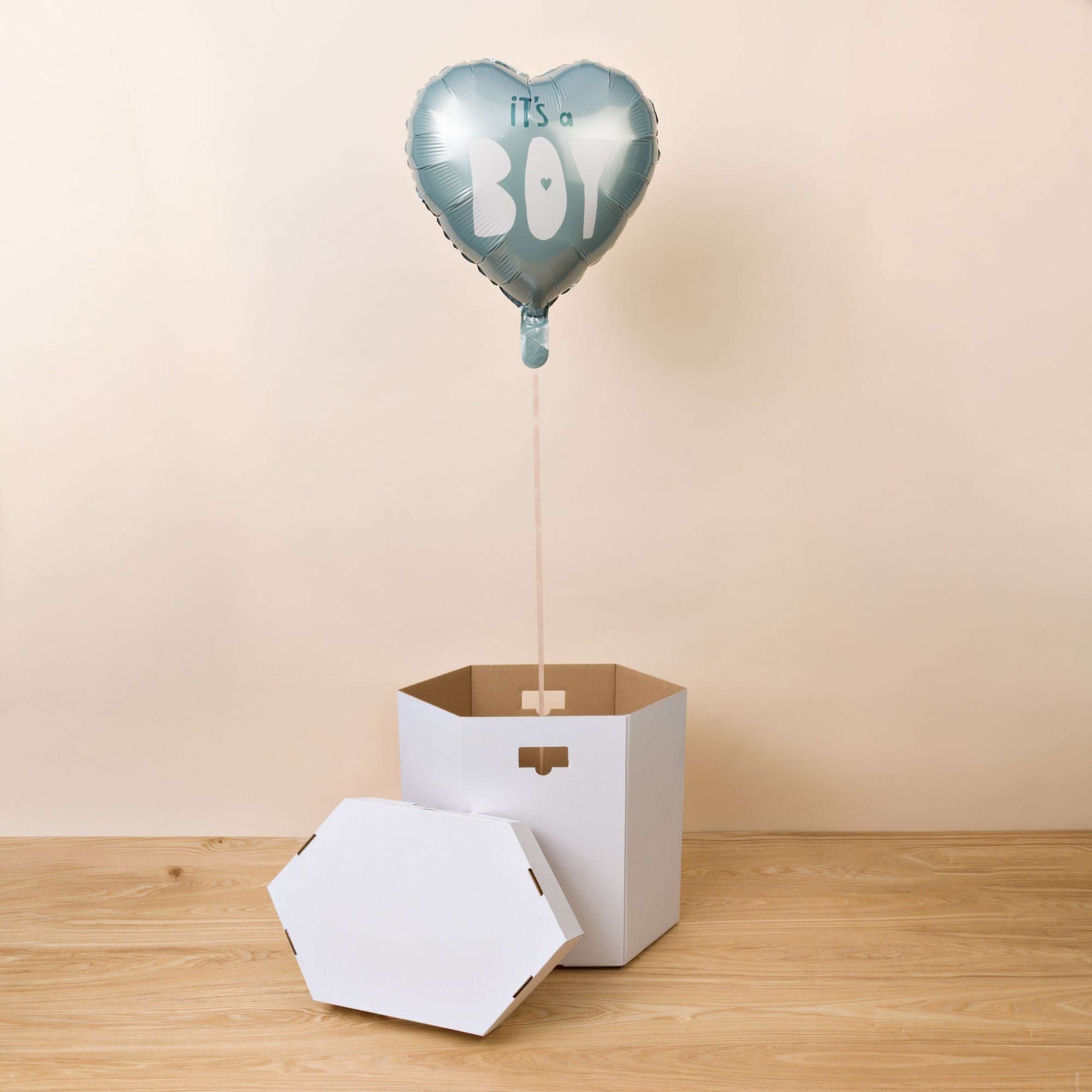 Überraschungsbox zur Geburt eines Jungen mit Folienballon