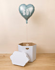 Überraschungsbox zur Geburt eines Jungen mit Folienballon