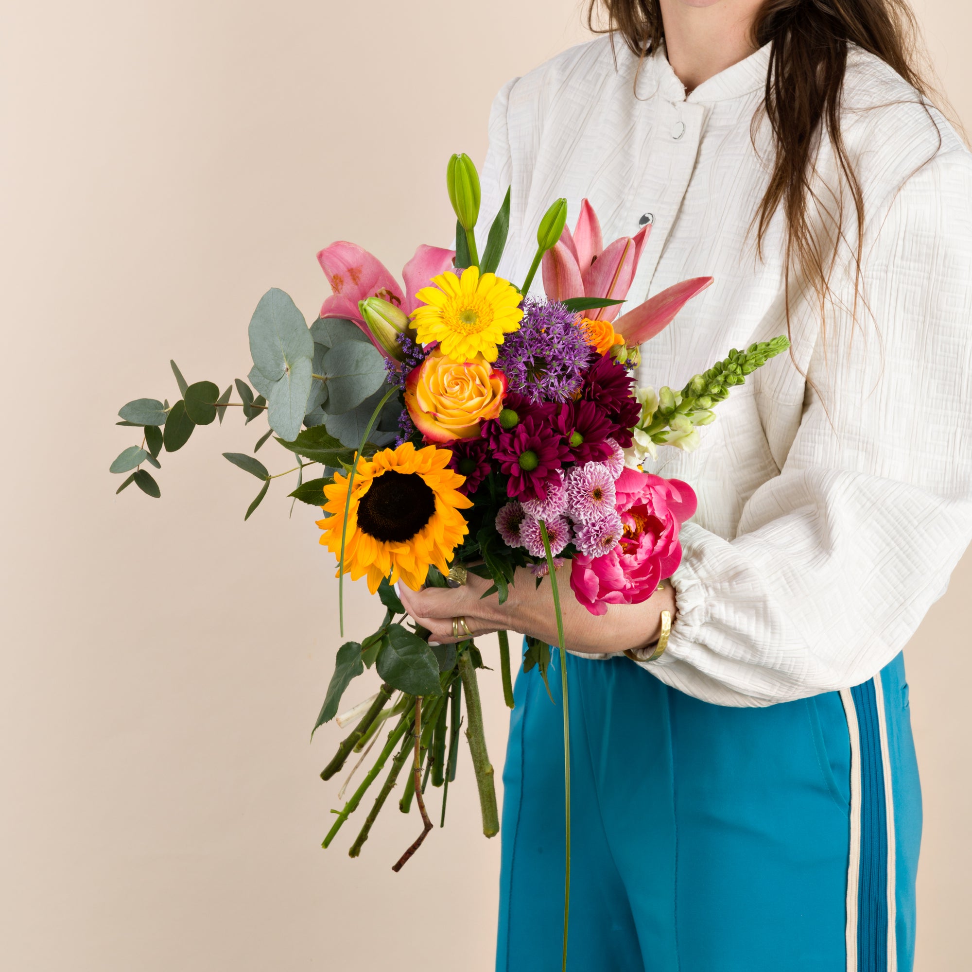 Blumenstrauß Atelier in der Hand