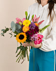 Blumenstrauß Atelier in der Hand