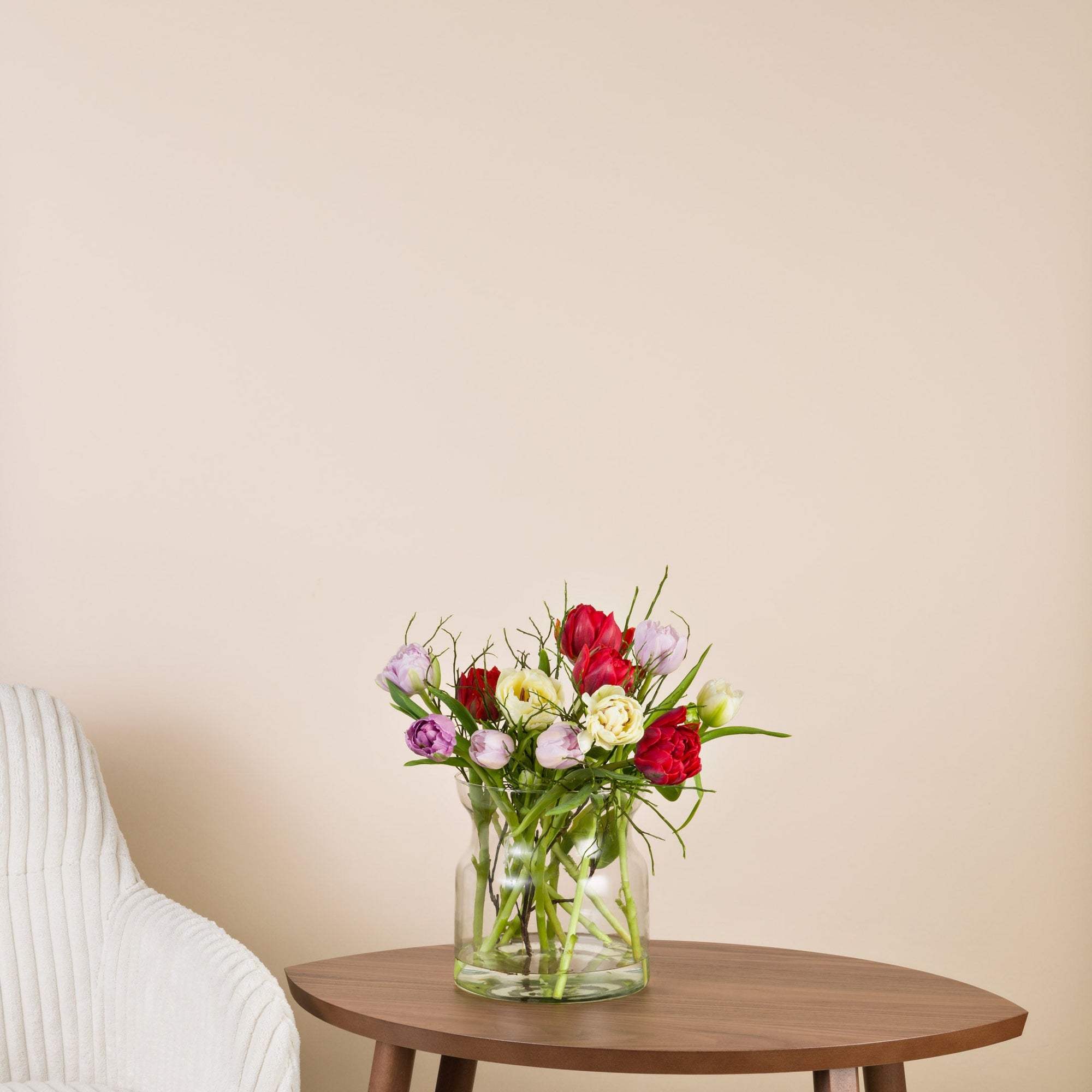 Gefuellter Tulpenstrauss in Weiss, Lila und Rot mit Heidelbeere - kleine Groesse