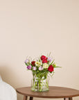 Gefuellter Tulpenstrauss in Weiss, Lila und Rot mit Heidelbeere - kleine Groesse