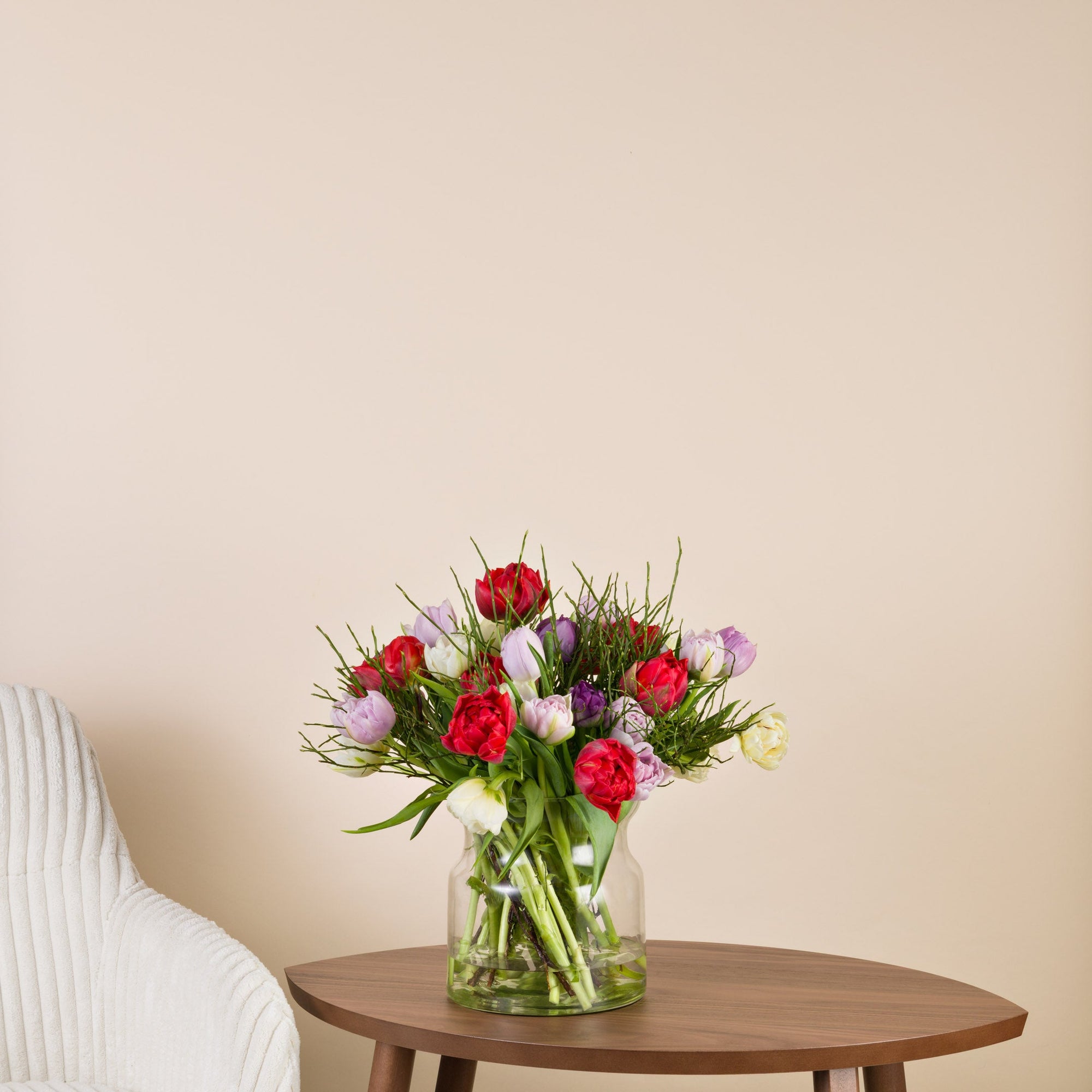Gefuellter Tulpenstrauss in Weiss, Lila und Rot mit Heidelbeere - grosse Groesse