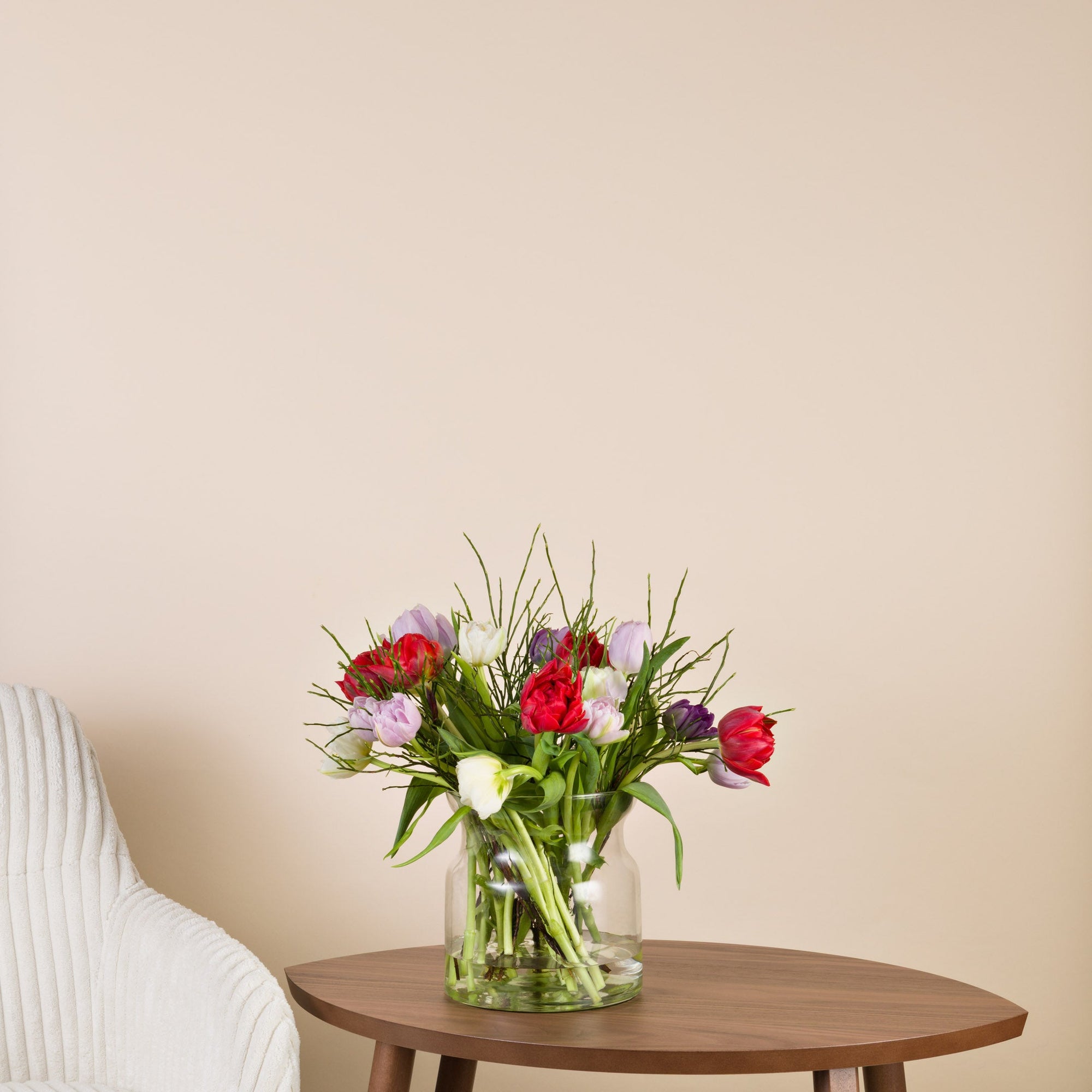 Gefuellter Tulpenstrauss in Weiss, Lila und Rot mit Heidelbeere - mittlere Groesse