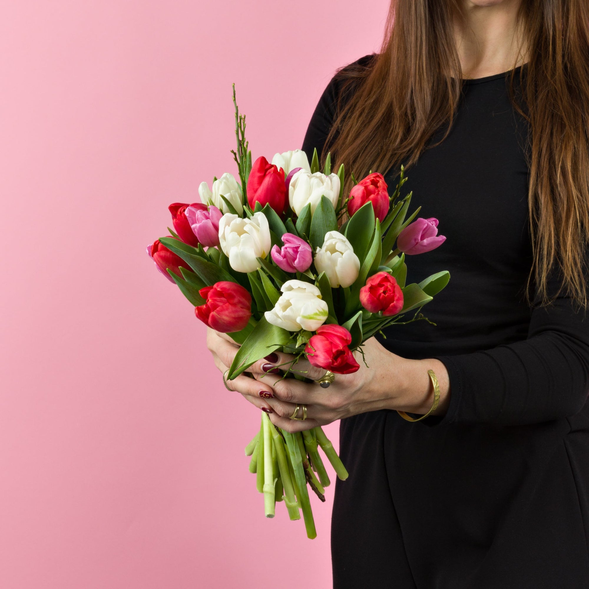 Hand haelt Tulpenstrauss Weiss-Rosa-Rot Mix