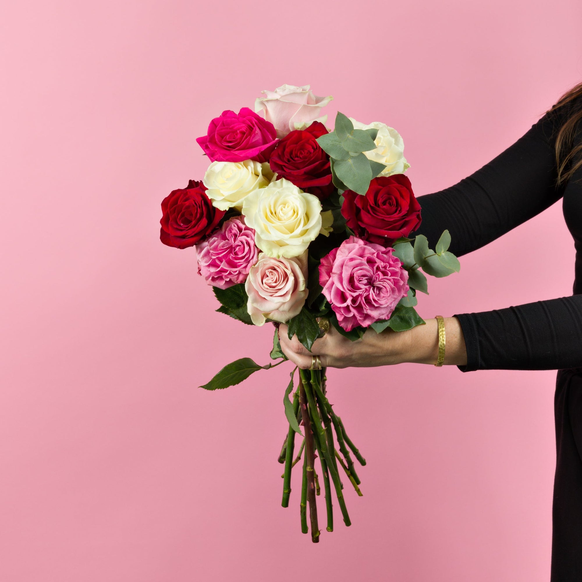 Hand haelt Rosenstrauss Mix Rot-Rosa-Weiss