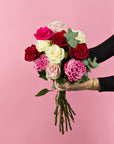 Hand haelt Rosenstrauss Mix Rot-Rosa-Weiss