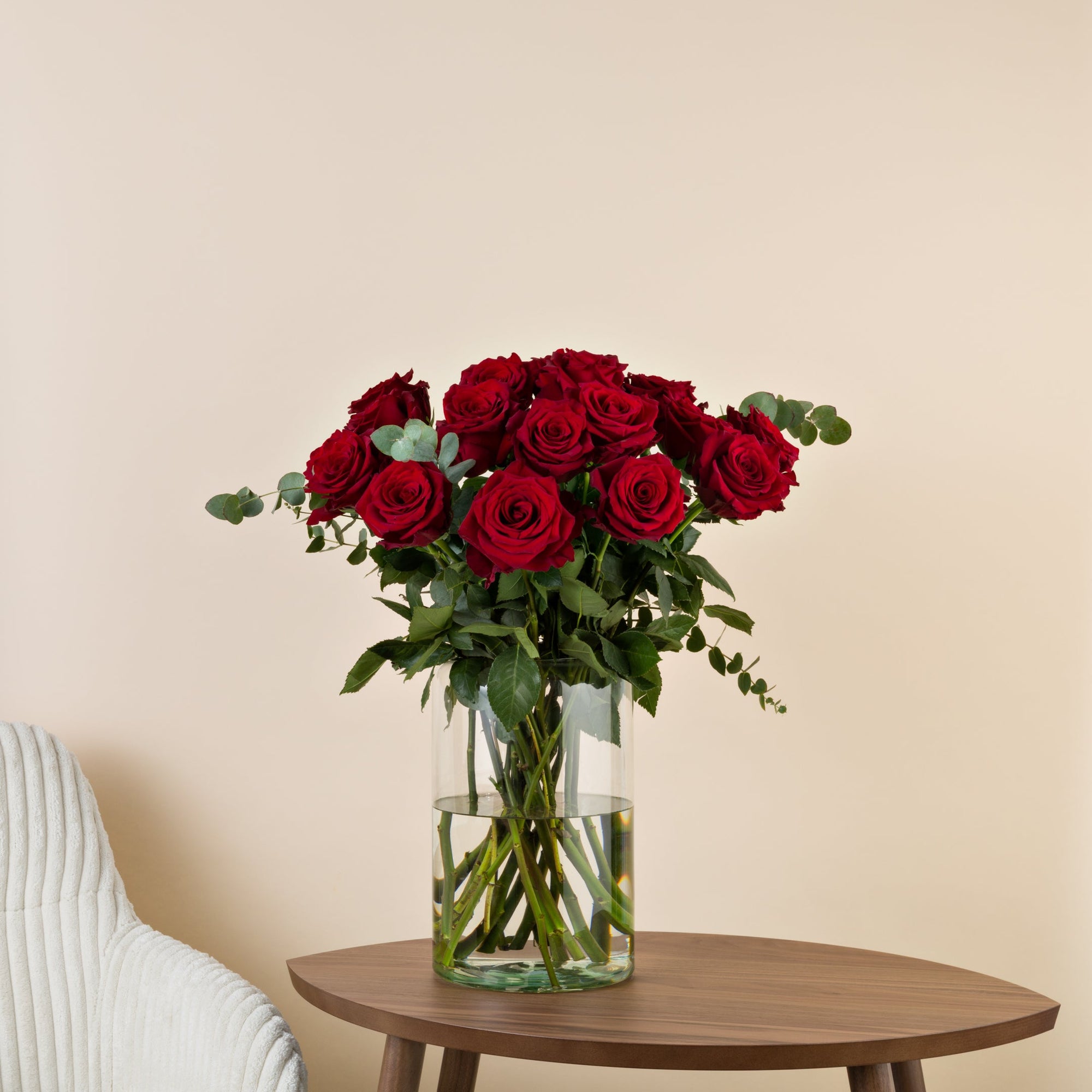 Roter Rosenstrauß mit klassischen langstieligen Rosen