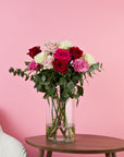 Rosenstrauss aus roten, rosa und weissen Rosen