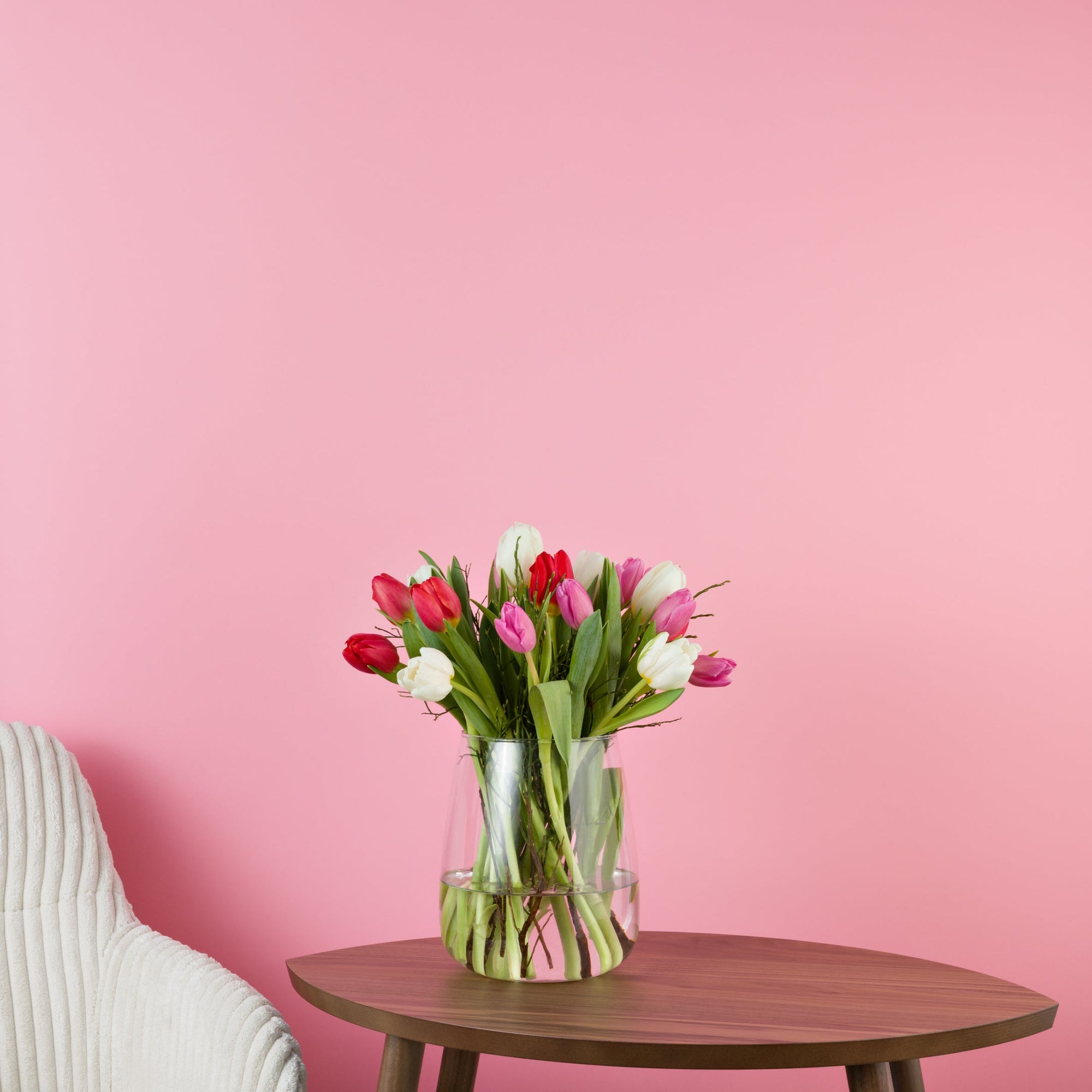Tulpenstrauss in Weiss, Rosa und Rot mit Heidelbeere